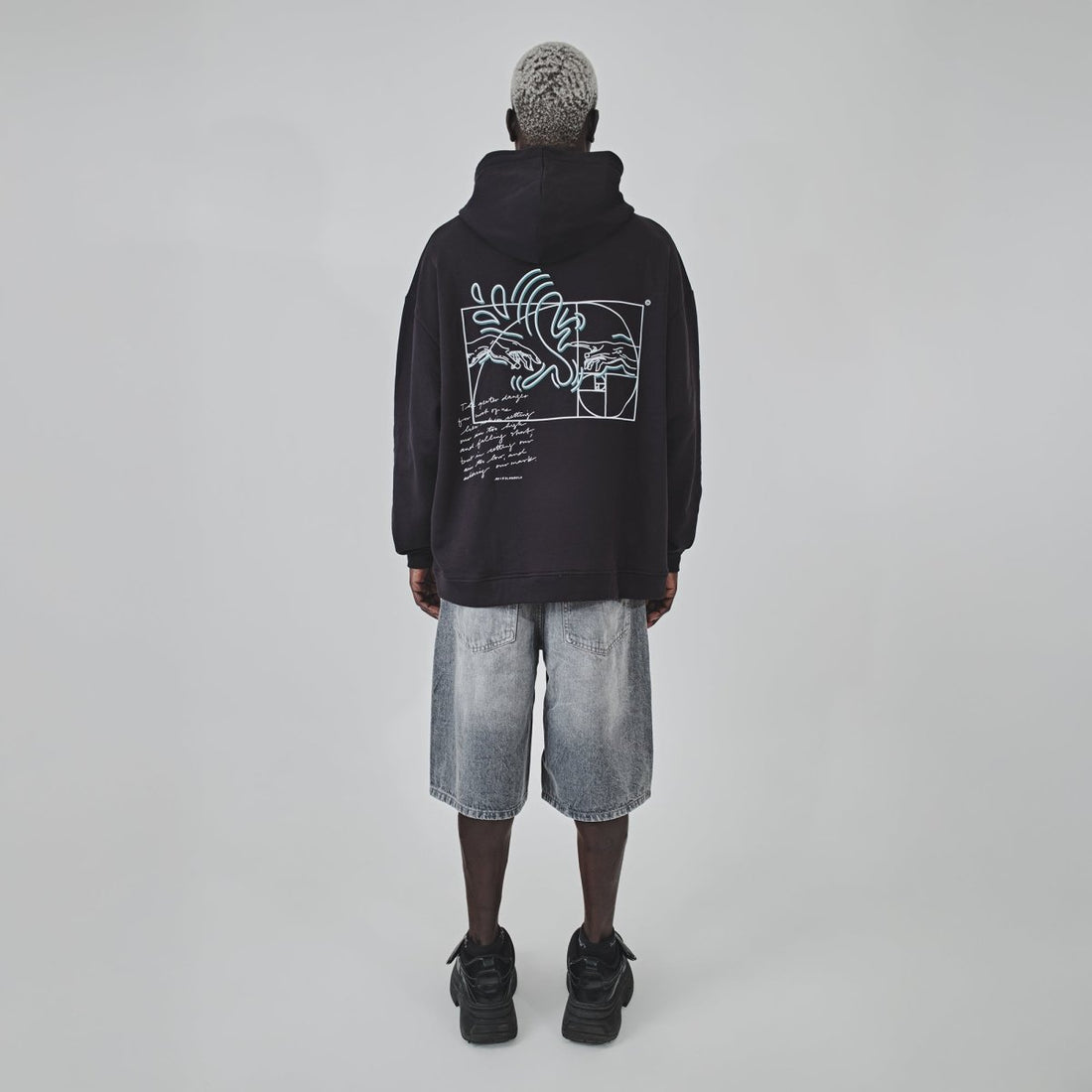 Orta Yaş Oversize Giyim Trendi: Her Kuşaktan İlham Veren Stil - Dikaid