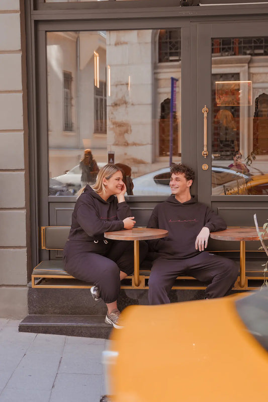 Sevgilinizle Aynı Gardroptan Giyinmek: Uniseks ve Oversize Moda Rehberi - Dikaid